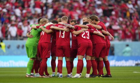 Para pemain Denmark berkumpul sebelum pertandingan sepak bola grup D Piala Dunia antara Denmark dan Tunisia, di Education City Stadium di Al Rayyan, Qatar, Selasa, 22 November 2022. 