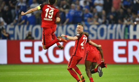 Para pemain Einracht Frankfurt merayakan keberhasilan lolos ke final DFB Pokal.