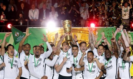 Para pemain Eintracht Frankfurt merayakan gelar juara Piala Jerman.