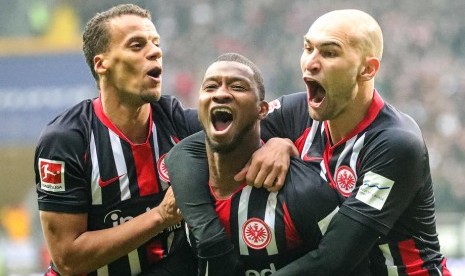 Para pemain Eintracht Frankfurt merayakan gol Almamy Toure (tengah) pada laga Bundesliga kontra RB Leipzieg, Sabtu (25/1).