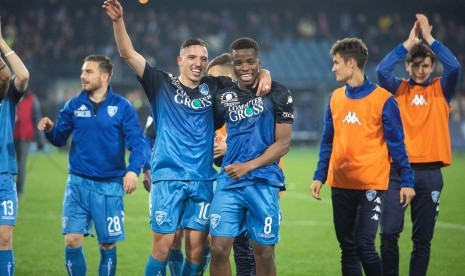 Para pemain Empoli merayakan kemenangan atas Napoli di Serie A.