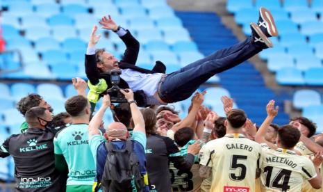 Para pemain Espanyol melemparkan pelatih mereka Vicente Moreno ke atas setelah memastikan promosi ke La Liga 2020/2021 pada 8 Mei lalu. Espanyol akhirnya dipastikan juara Divisi Segunda meskipun kalah dari Alcorcon 0-1 pada laga akhir musim pada Senin (31/5) dini hari WIB.   