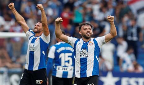 Para pemain Espanyol merayakan. 