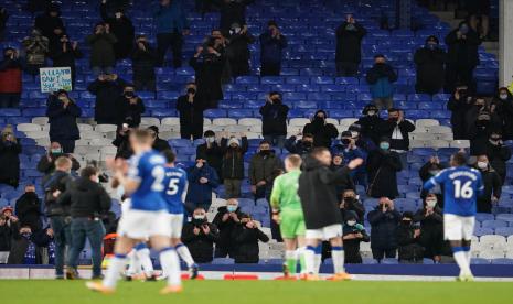 Para pemain Everton memberikan penghormatan kepada penonton yang hadir di Stadion Goodison Park usai mengalahkan Chelsea 1-0 pada pertandingan Liga Primer Inggris, Ahad (13/12) dini hari WIB.