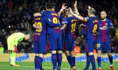 Para pemain FC Barcelona merayakan gol Luis Suarez ke gawang Deportivo La Coruna di Camp Nou, Barcelona, Katalunya, Spanyol, Senin (18/12) dini hari WIB. 