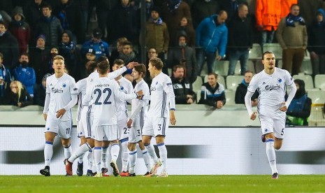 Para pemain FC Copenhagen merayakan gol pertama ke gawang Club Brugge pada laga Liga Champions di stadion Jan Breydel, Kamis (8/12) dini hari WIB. Copenhagen menang 2-0 pada laga ini. 