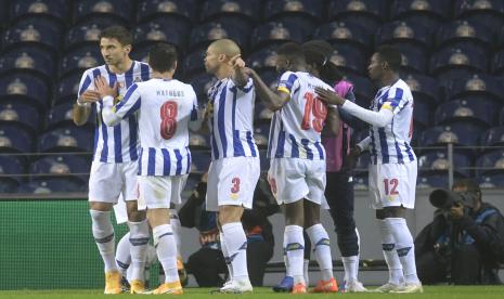 Para pemain FC Porto merayakan keberhasilan mencetak gol ke gawang Olympiacos pada laga lanjutan penyisihan Grup C Liga Champions, Rabu (28/10) dini hari WIB.