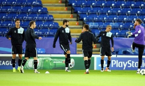 Para pemain FC Porto, termasuk Maxi Pereira (kedua kanan) terlihat berlatih di stadion King Power, Leicester, Senin (26/9). Porto akan bertanding melawan Leicester di laga Grup G Liga Champions, pada malam ini. 