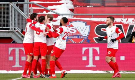 Para pemain FC Utrecht merayakan gol Mimoun Mahi ke gawang VVV Venlo saat kedua tim bertemu pada pekan ke-22 Liga Belanda di Stadion Galgenwaard, Minggu (14/2/2021).