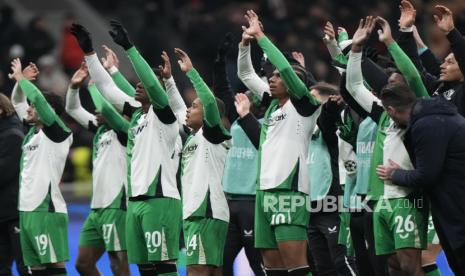 Para pemain Feyenoord merayakan keberhasilan lolos ke babak 16 besar Liga Champions. Feyenoord mengalahkan AC Milan dengan agregat 2-1 setelah bermain imbang 1-1 pada leg kedua playoff 16 besar di Stadion San Siro, Milan, Kamis (19/2/2025) dini hari WIB. setelah pertandingan playoff leg kedua Liga Champions antara AC Milan dan Feyenoord, di stadion San Siro di Milan, Italia, Selasa, 18 Februari 2025. 