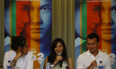 Para pemain film Ada Apa Dengan Cinta (AADC) 2, Adinia Wirasti (kiri) Dian Sastrowardoyo (tengah) dan Nicholas Saputra (kanan) menjawab pertanyaan wartawan saat jumpa pers jelang peluncuran AADC 2 di Yogyakarta, Jumat (22/4).