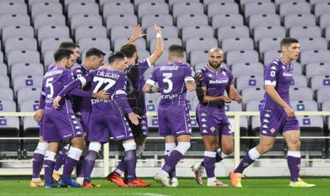 Para pemain Fiorentina merayakan gol ke gawang lawan.