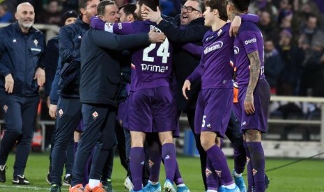 Para pemain Fiorentina merayakan keberhasilan melaju ke perempat final Coppa Italia setelah menaklukkan juara bertahan Atalanta 2-1.