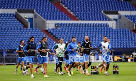 Para pemain Getafe berlatih selama sesi latihan sebelum pertandingan sepak bola babak 16 besar Liga Europa antara Inter Milan dan Getafe di Veltins-Arena di Gelsenkirchen, Jerman, Selasa (4/8/2020).