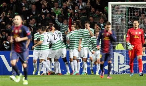 Para pemain Glasgow Celtic merayakan gol yang dicetak Patrick Wanyama ke gawang Barcelona. Laga Liga Champions Grup G yang berlangsung di Celtic Park itu berakhir untuk kemenangan Celtic 2-1.