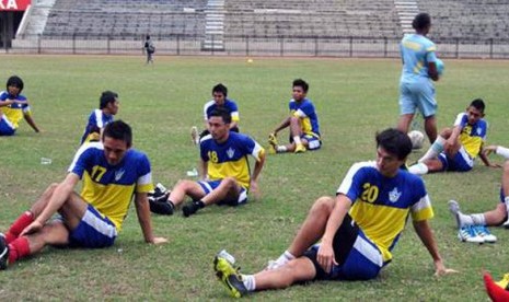 Para pemain Gresik United saat melakoni latihan.