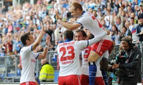 Para pemain Hamburg SV melakukan selebrasi.