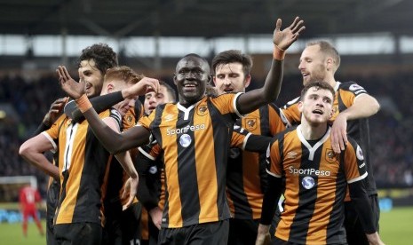 Para pemain Hull City merayakan gol Oumar Niasee (tengah) ke gawang Liverpool pada laga Liga Primer di stadion KCOM, Sabtu (4/2). Hull menang 2-0.