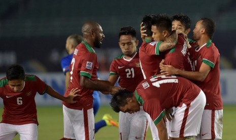 Para pemain Indonesia merayakan gol ke gawang Filipina.