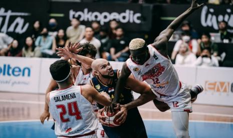 Para Pemain Indonesia Patriots (baju putih) berusaha menghentikan pemain asing Elang Pacific di IBL 2023 seri 2 Malang.