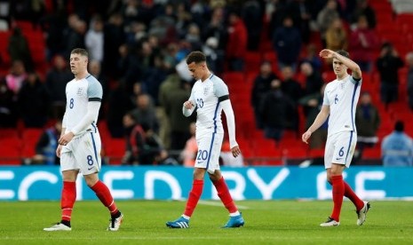 Para pemain Inggris berjalan gontai usai dikalahkan Belanda 2-1 dalam laga persahabatan.