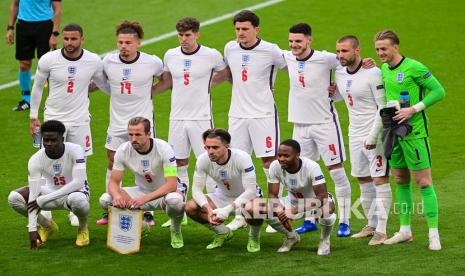 Para pemain Inggris berpose untuk foto tim saat pertandingan grup D kejuaraan sepak bola Euro 2020 antara Republik Ceko dan Inggris di stadion Wembley, London,  Rabu (23/6) dini hari WIB.