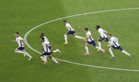 Para pemain Inggris merayakan keberhasilan mengalahkan Swiss dalam adu penalti pada babak delapan besar Euro 2024 di Dusseldorf Arena, Ahad (7/7/2024) dini hari WIB.