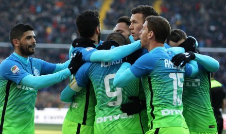 Para pemain Inter merayakan gol penyama kedudukan pada laga Serie A lawan Udinese di stadion Friuli, Ahad (8/1). Inter menang 2-1 pada laga ini.