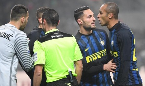 Para pemain Inter Milan berusaha memprotes kepada wasit pada laga Coppa Italia lawan Lazio di Giuseppe Meazza, Rabu (1/2) dini hari WIB. Inter kalah 1-2.