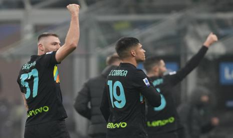 Para pemain Inter Milan merayakan akhir pertandingan sepak bola Serie A antara Inter Milan dan Lazio di Stadion San Siro, di Milan, Italia, Ahad, 9 Januari 2022.