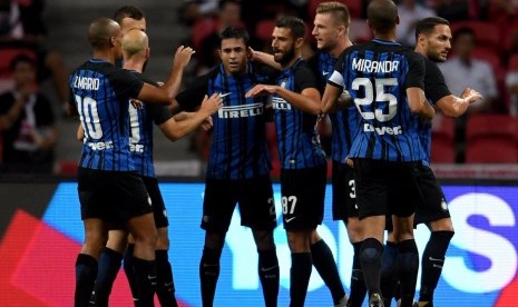 Para pemain Inter Milan merayakan gol Eder (tengah) pada laga International Championship Cup 2017 di Stadion Nasional Singapura, Kamis (27/7).