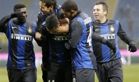 Para pemain Inter Milan merayakan gol ke gawang Verona di perempat final Coppa Italia.