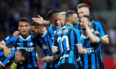 Para pemain Inter Milan merayakan keberhasilan lolos ke Liga Champions musim depan.