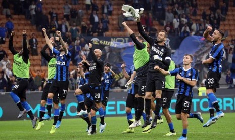 Para pemain Inter Milan merayakan kemenangan.