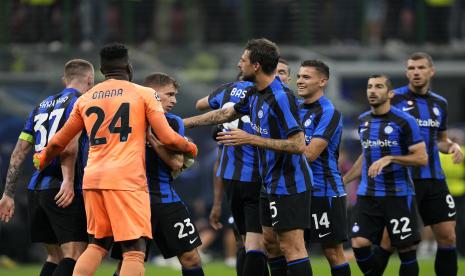  Para pemain Inter Milan merayakan kemenangan di akhir pertandingan sepak bola Grup C Liga Champions antara Inter Milan dan Barcelona di Stadion San Siro di Milan, Italia, Rabu (5/10/2022) dini hari WIB.