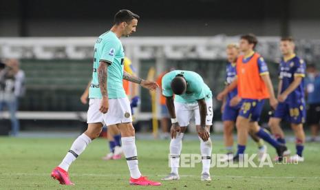 Para pemain Inter Milan mulai meninggalkan lapangan setelah pertandingan sepak bola Serie A antara Hellas Verona dan Inter Milan, di Stadion Marcantonio Bentegodi di Verona, Italia, Kamis, 9 Juli 2020. Pertandingan seri 2-2. 