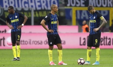 Para pemain Inter Milan tertunduk lesu setelah dikalahkan Sampdoria 1-2, Selasa (4/4) dini hari WIB.