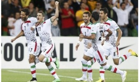 Para pemain Iran merayakan gol ke gawang Bahrain dalam laga Piala Asia 2015 di Melbourne, Ahad (11/1).