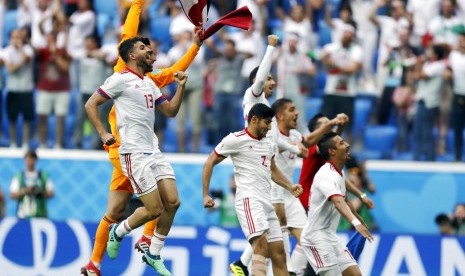 Para pemain Iran merayakan kemenangan atas Maroko pada laga pembuka Grup B Piala Dunia 2018, di Stadion St Petersburg, Rusia, Jumat (15/6).