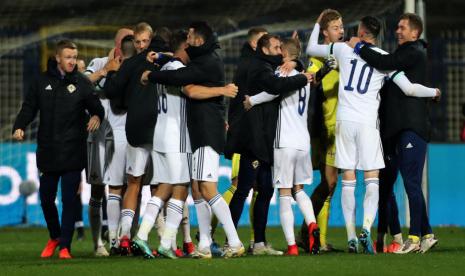 Para pemain Irlandia Utara merayakan keberhasilan mengalahkan Bosnia-Herzegovina dalam laga semifinal play-off Euro 2020 Jalur B di Sarajevo, Bosnia, Jumat (9/10) dini hari WIB. 