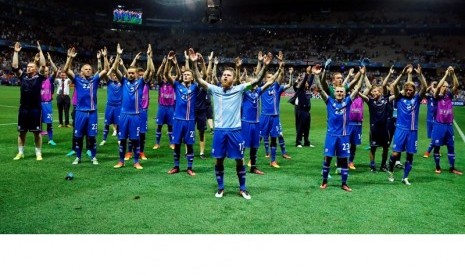 Para pemain Islandia memberikan hormat kepada suporter mereka seusai memastikan lolos ke perempat final Piala Eropa 2016.