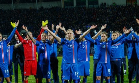 Para pemain Islandia merayakan keberhasilan lolos ke Piala Dunia 2018 di Rusia setelah mengalahkan Kosovo di Reykjavik, Islandia, Senin (9/10) waktu setempat. 