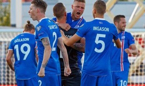 Para pemain Islandia merayakan kemenangan 1-0 atas Kroasia pada laga kualifikasi Piala Dunia 2018 di Reykjavik, Senin (12/6) dini hari WIB.