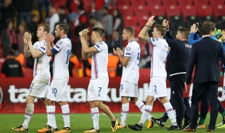 Para pemain Islandia merayakan kemenangan 3-0 atas Turki pada Grup I Kualifikasi Piala Dunia 2018 di Eskisehir, Turki, Sabtu (7/10) dini hari WIB. 