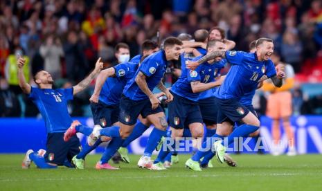 Para pemain Italia melakukan selebrasi setelah Jorginho mencetak gol penalti penentu dalam pertandingan semifinal sepak bola Euro 2020 antara Italia dan Spanyol di Stadion Wembley di London, Inggris, Rabu (7/7) dini hari WIB.