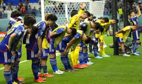 Para pemain Jepang memberi hormat kepada para penggemarnya setelah dikalahkan oleh Kroasia pada pertandingan sepak bola babak 16 besar Piala Dunia di Stadion Al Janoub di Al Wakrah, Qatar, Senin, 5 Desember 2022. 