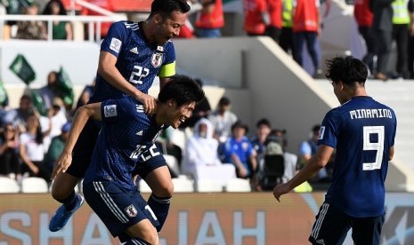 Para pemain Jepang merayakan gol ke gawang Arab Saudi di Piala Asia 2019.