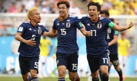 Para pemain Jepang merayakan gol Yuya Osako (tengah) pada laga lawan Kolombia, Selasa (19/6).