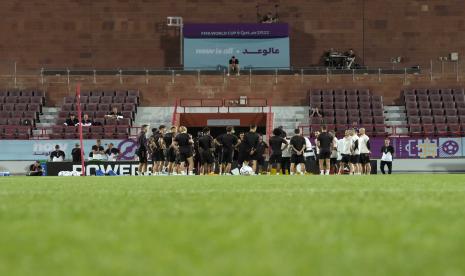 Para pemain timnas Jerman berkumpul saat sesi latihan di Stadion Al-Shamal menjelang pertandingan sepak bola Piala Dunia grup E antara Jerman dan Kosta Rika, di Al-Ruwais, Qatar, Rabu, 30 November 2022. Jerman akan memainkan pertandingan ketiga melawan Kosta Rika pada Kamis, 1 Desember 2022. 