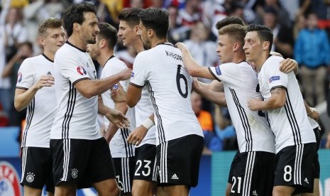 Para pemain Jerman melakukan selebrasi